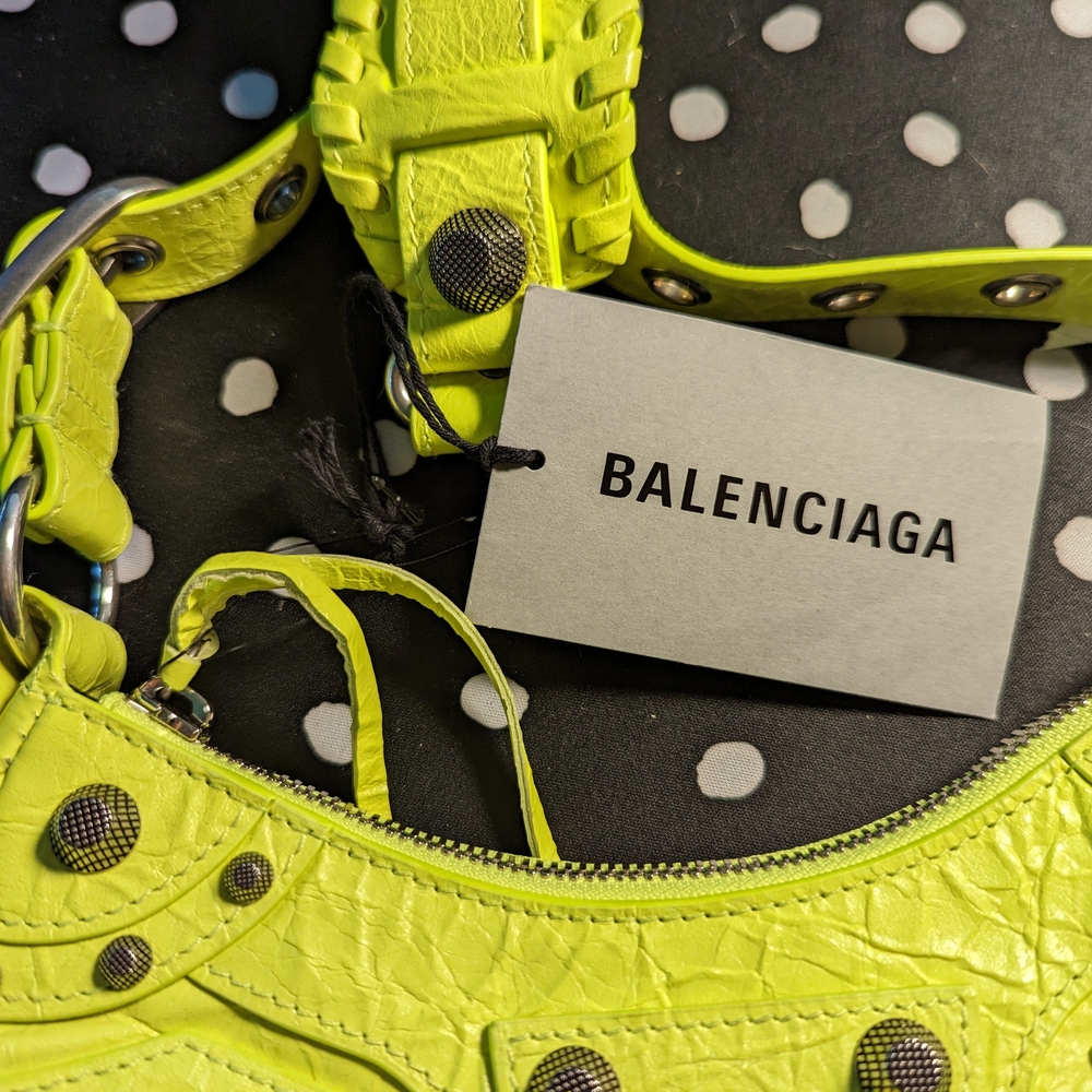 Balenciaga Heart-Shaped Neon Tag - Picture 5 of 7